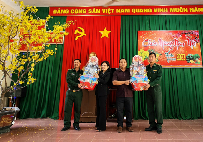Lãnh đạo huyện Ea H'leo đến thăm chúc Tết Đồn Biên phòng 735 ( Đồn Ea H'leo)